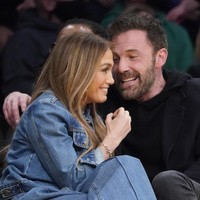 Ben Affleck dan J.Lo tampak bahagia bisa menghabiskan waktu bersama sambil menyaksikan pertandingan NBA.  (Foto: AP/Marcio Jose Sanchez)