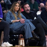 Bicara soal gaya, J.Lo menebar pesonanya dalam balutan busana serba denim yang terdiri dari jaket dan jeans berpotongan lebar. Tidak ketinggalan sepasang ankle boots kulit yang edgy, berikut tas dari Coach, label yang menjadikan aktris dan penyanyi 52 tahun itu sebagai brand ambassador. (Foto: AP/Marcio Jose Sanchez)
