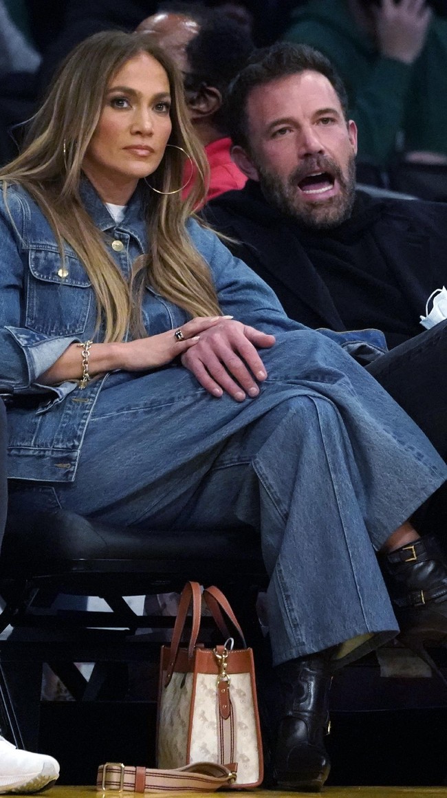Bicara soal gaya, J.Lo menebar pesonanya dalam balutan busana serba denim yang terdiri dari jaket dan jeans berpotongan lebar. Tidak ketinggalan sepasang ankle boots kulit yang edgy, berikut tas dari Coach, label yang menjadikan aktris dan penyanyi 52 tahun itu sebagai brand ambassador. (Foto: AP/Marcio Jose Sanchez)