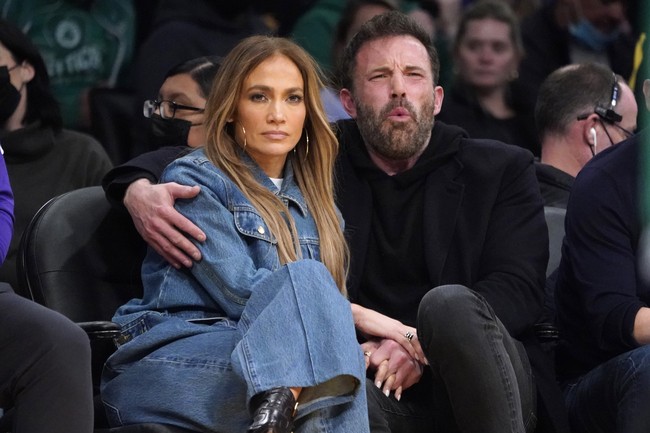 Hubungan asmara J.Lo dan Ben Affleck pertama kali terjalin pada 2002. Percintaan mereka sempat menjadi sorotan, sampai-sampai muncul istilah Bennifer. Mereka sempat dikabarkan sempat bertunangan, tapi kandas di tengah jalan. (Foto: AP/Marcio Jose Sanchez)