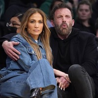 Hubungan asmara J.Lo dan Ben Affleck pertama kali terjalin pada 2002. Percintaan mereka sempat menjadi sorotan, sampai-sampai muncul istilah Bennifer. Mereka sempat dikabarkan sempat bertunangan, tapi kandas di tengah jalan. (Foto: AP/Marcio Jose Sanchez)
