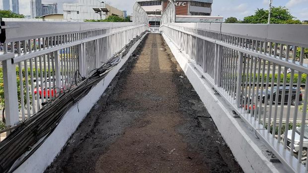 JPO MT Haryono telah selesai dicat dan dirapikan.