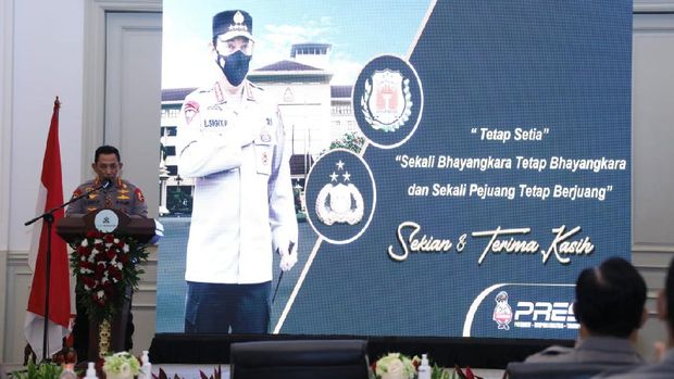 Kapolri Jenderal Listyo Sigit Prabowo mengapresiasi terbitnya Persatuan Purnawirawan (PP) Polri yang berjudul 'Bhayangkari Sejati Mengabdi Tanpa Henti'. (Dok. Polri)