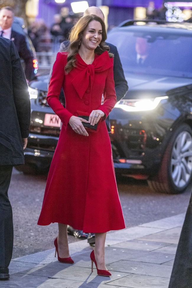 Menghadiri acara Together At Christmas di Westminster Abbey, London, Inggris, pada Rabu (8/12/2021), Duchess of Cambridge muncul dalam balutan dress merah yang dibungkus coat berwarna senada yang dipermanis dengan pita besar pada bagian kerah. Daily Mail mengabarkan, coat tersebut merupakan keluaran label Catherine Walker dan baru pertama kali Kate Middleton terlihat mengenakannya. Foto: Heathcliff OMalley - WPA Pool/Getty Images