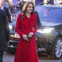 Menghadiri acara Together At Christmas di Westminster Abbey, London, Inggris, pada Rabu (8/12/2021), Duchess of Cambridge muncul dalam balutan dress merah yang dibungkus coat berwarna senada yang dipermanis dengan pita besar pada bagian kerah. Daily Mail mengabarkan, coat tersebut merupakan keluaran label Catherine Walker dan baru pertama kali Kate Middleton terlihat mengenakannya. Foto: Heathcliff OMalley - WPA Pool/Getty Images