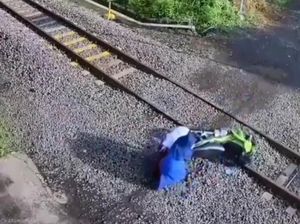 Perempuan Bonceng 2 Anak Nyaris Tertabrak KA Gegara Motor Mogok di Rel