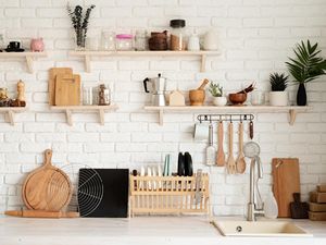 7 Cara Ampuh Bersihkan Noda Minyak di Dinding Dapur