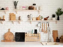 7 Cara Ampuh Bersihkan Noda Minyak di Dinding Dapur