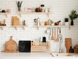 7 Cara Ampuh Bersihkan Noda Minyak di Dinding Dapur