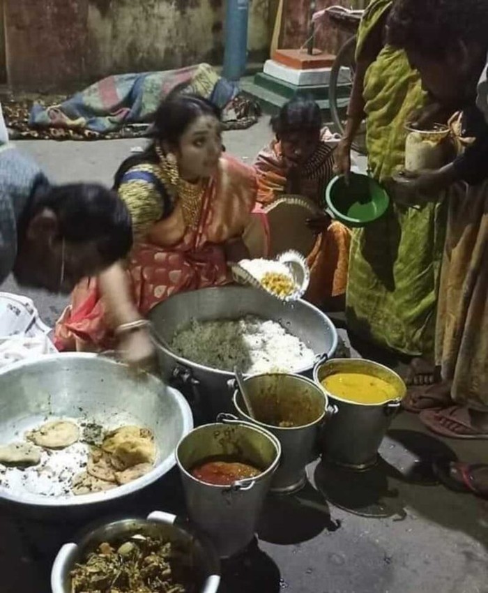 Keren! Pengantin  Ini Bagikan Makanan Sisa dari Pesta Pernikahannya
