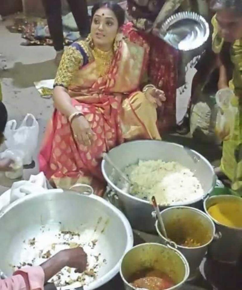 Keren! Pengantin  Ini Bagikan Makanan Sisa dari Pesta Pernikahannya