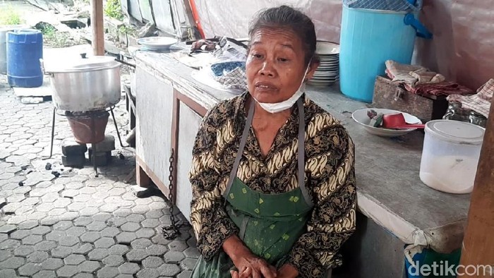Warung tengkleng Bu Harsi di Solo jadi sorotan usai diviralkan ngepruk harga. Warungnya pun kini sepi pembeli.
