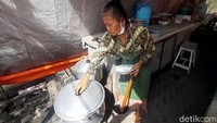 Saat ditemui di warungnya, nenek berusia 60 tahun itu mengatakan awalnya tak tahu penyebab warungnya menjadi sangat sepi pembeli. Ia baru mengetahui penyebabnya saat ada yang memberitahunya tentang warungnya yang viral.
