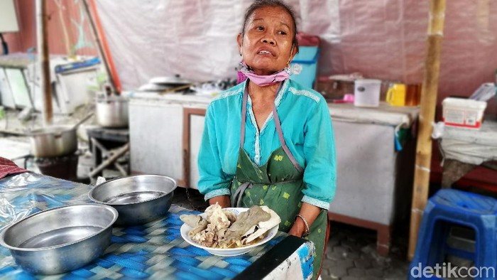 Warung tengkleng Bu Harsi di Solo jadi sorotan usai diviralkan ngepruk harga. Warungnya pun kini sepi pembeli.