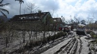 Warga terdampak awan panas guguran Gunung Semeru tetap menyelamatkan barang berharga dari rumah mereka yang rusak dan tertimbun abu vulkanik sambil dibantu relawan kemanusiaan. (ANTARA FOTO/Seno).