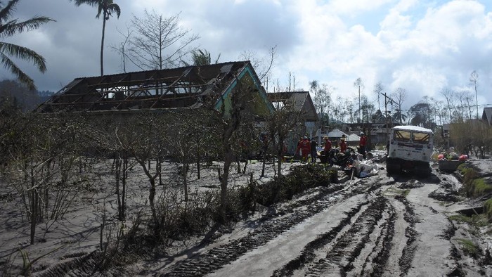 Sejumlah warga kembali ke rumah mereka yang hancur akibat erupsi Gunung Semeru di Lumajang. Mereka menyelamatkan barang-barang yang tersisa.