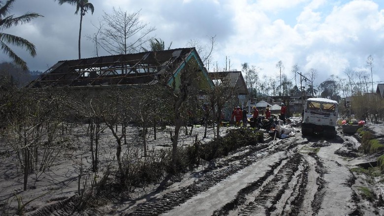 Korban Erupsi Semeru Selamatkan Barang-barang Berharga Sejumlah warga kembali ke rumah mereka yang hancur akibat erupsi Gunung Semeru di Lumajang. Mereka menyelamatkan barang-barang yang tersisa.