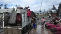 Sofa dan barang-barang berharga lainnya diangkut dengan truk. (ANTARA FOTO/Seno).