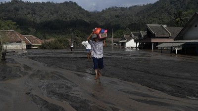 Korban Erupsi Semeru Selamatkan Barang-barang Berharga