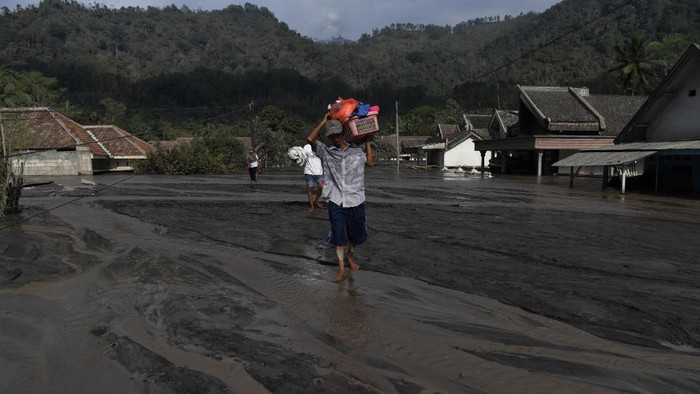 Korban Erupsi Semeru Selamatkan Barang-barang Berharga Sejumlah warga kembali ke rumah mereka yang hancur akibat erupsi Gunung Semeru di Lumajang. Mereka menyelamatkan barang-barang yang tersisa.
