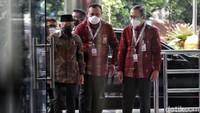 Peringatan Hari Antikorupsi Sedunia 2021 di KPK ini dihadiri oleh sejumlah tokoh di antaranya Presiden Joko Widodo, Wakil Presiden Maruf Amin, Kapolri Jenderal Listyo Sigit Prabowo, hingga Jaksa Agung Sanitiar Burhanuddin.