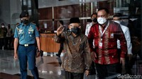 Wakil Presiden Maruf Amin bersama Ketua KPK Firli Bahuri meninggalkan ruangan usai menghadiri peringatan Hari Antikorupsi Sedunia di KPK, Jakarta, Kamis (9/12/2021).