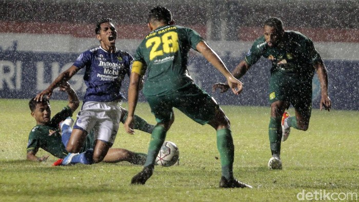 Persebaya Surabaya unggul 3-0 saat bertanding melawan Persib Bandung Rabu (8/12) malam. Dua gol Bajul Ijo berasal dari Taisei Marukawa.