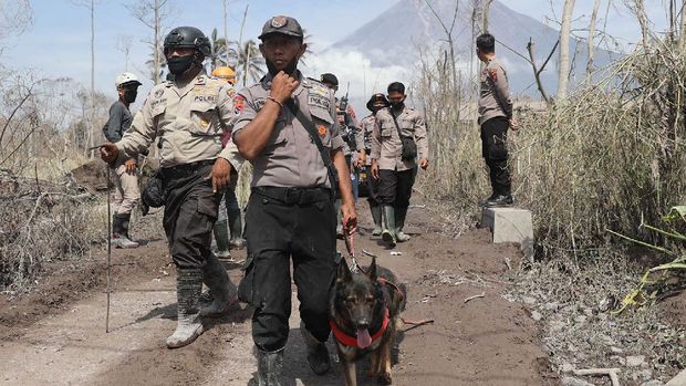 Lokasi Awan Panas Guguran atau APG yang melanda dua dusun di Gunung Semeru menjadi tontonan warga