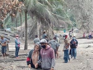 Jadi Wisata Dadakan, Khofifah Imbau Masyarakat Tak Selfie di Zona Merah Semeru