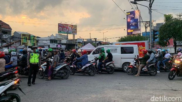 Perempatan Kedung Cowek sisi Bangkalan-Kota Surabaya macet parah. Kemacetan disebabkan adanya pembuatan saluran air oleh PU Bina Marga Kota Surabaya.