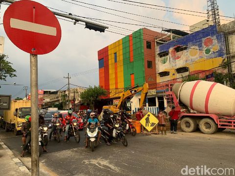 Perempatan Kedung Cowek sisi Bangkalan-Kota Surabaya macet parah. Kemacetan disebabkan adanya pembuatan saluran air oleh PU Bina Marga Kota Surabaya.