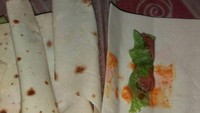Kebab yang satu ini terlihat isinya tidak padat. Benar saja ketika dibuka isinya seiris osis dan selembar selada dengan lapisan saus. Foto: Instagram @_sadfood