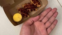 Niat hati beli croffle yang lagi viral di media sosia, netizen ini malah dapat croffle mini. Bahkan lebih kecil dari telapak tangan. Foto: Instagram @_sadfood