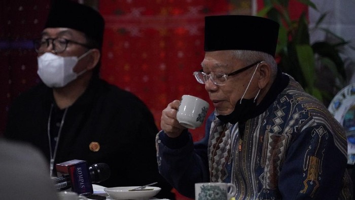 Maruf AMin ngopi di Pinggir Danau Toba, Sumut