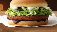 Gerai McDonalds di setiap negara pasti memiliki menu spesial, seperti Korea Selatan dengan menu Bulgogi Burger. Patty-nya terbuat dari daging babi lalu dipanggang dan dilumuri saus bulgogi yang manis gurih. Foto: dok. McDonalds
