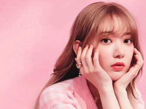 Miyawaki Sakura-Kim Chae Won Debut Sebagai LE SSERAFIM Mei 2022