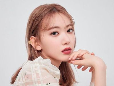 So Pretty! Miyawaki Sakura Curi Perhatian di Pemotretan Terbaru