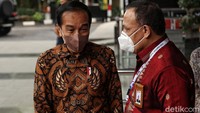 Diketahui, kedatangan Jokowi ke gedung lembaga antirasuah itu untuk membuka peringatan Hari Antikorupsi Sedunia (Hakordia) di KPK.