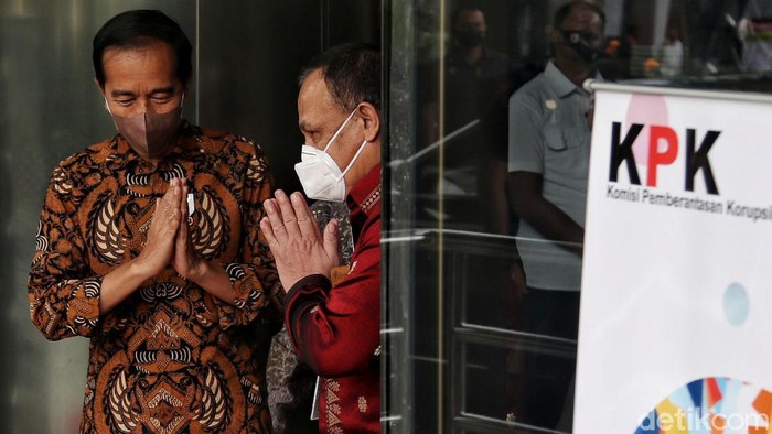 Presiden Joko Widodo hadiri peringatan Hari Antikorupsi Sedunia di KPK. Kedatangan Jokowi pun disambut langsung oleh Ketua KPK Firli Bahuri.