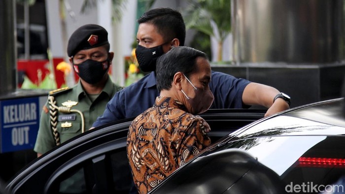 Presiden Joko Widodo hadiri peringatan Hari Antikorupsi Sedunia di KPK. Kedatangan Jokowi pun disambut langsung oleh Ketua KPK Firli Bahuri.