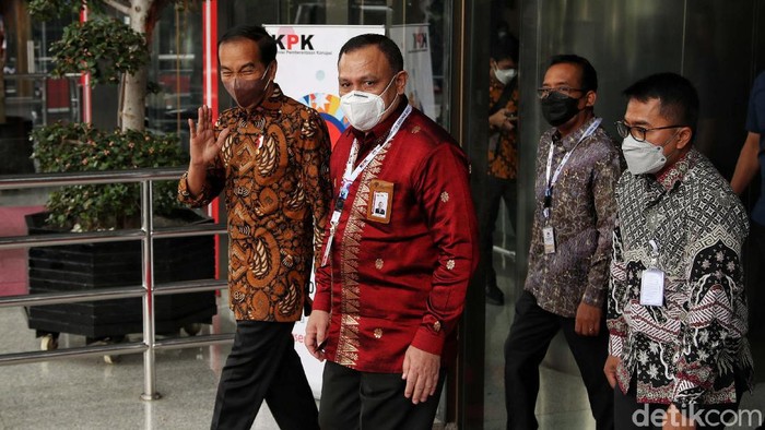 Presiden Joko Widodo hadiri peringatan Hari Antikorupsi Sedunia di KPK. Kedatangan Jokowi pun disambut langsung oleh Ketua KPK Firli Bahuri.