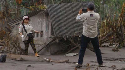 Nekat! Wisatawan Dekati Jalur Lahar Semeru Demi Konten