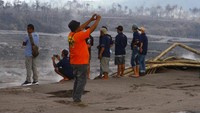 Selain datang untuk melihat-lihat lokasi erupsi Semeru, warga juga memanfaatkannya untuk berswafoto hingga membuat video untuk konten di media sosial.