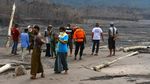 Nekat! Wisatawan Dekati Jalur Lahar Semeru Demi Konten