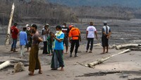 Sejumlah wisatawan tetap mendekati lokasi jalur aliran lahar untuk berswafoto dan membuat konten media sosial.