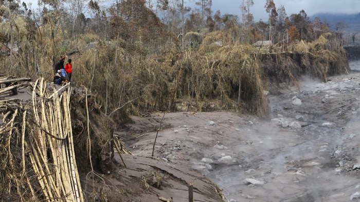 Nekat! Warga Mendekati Jalur Lahar Semeru Demi Konten Wisatawan melihat dari dekat lokasi bencana letusan gunung Semeru di dusun Sumbersari, Pronojiwo, Lumajang, Jawa Timur, Kamis (9/12/2021). Sejumlah wisatawan tetap nekat mendekati lokasi jalur aliran lahar untuk berswafoto dan membuat konten media sosial meskipun sudah diperingatkan tentang bahaya banjir lahar hujan yang masih berpotensi terjadi. ANTARA FOTO/Ari Bowo Sucipto/hp.