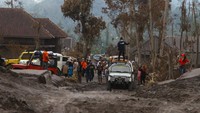 Sejumlah pengunjung melakukan swafoto usai memberikan bantuan di kawasan terdampak letusan gunung Semeru di dusun Umbulan, Pronojiwo, Lumajang, Jawa Timur.