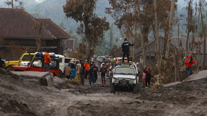Wisatawan melihat dari dekat lokasi bencana letusan gunung Semeru di dusun Sumbersari, Pronojiwo, Lumajang, Jawa Timur, Kamis (9/12/2021). Sejumlah wisatawan tetap nekat mendekati lokasi jalur aliran lahar untuk berswafoto dan membuat konten media sosial meskipun sudah diperingatkan tentang bahaya banjir lahar hujan yang masih berpotensi terjadi. ANTARA FOTO/Ari Bowo Sucipto/hp.