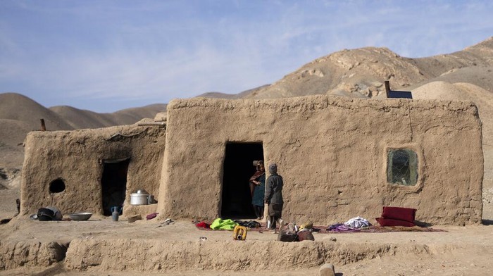 Kekeringan yang melanda kawasan Afghanistan kian parah imbas krisis iklim. Warga Desa Kamar Kalagh, Afghanistan, pun harus bertahan hidup di tengah kekeringan.
