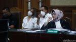 Gaya Nia Ramadhani-Ardi Bakrie yang Kompak Terus di Persidangan
